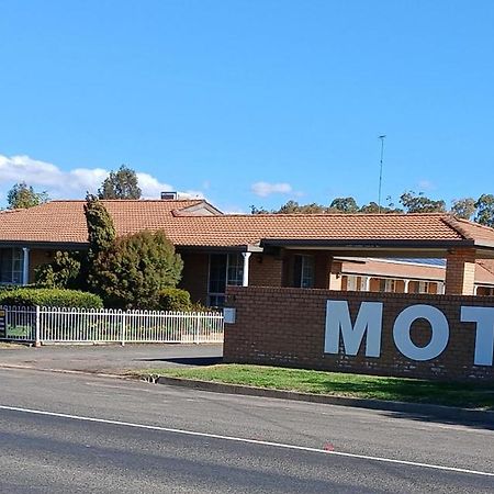 Aaron Inn Motel Narrabri Bagian luar foto