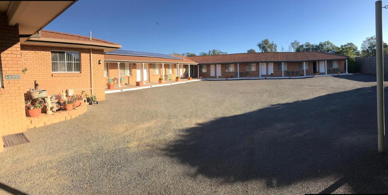 Aaron Inn Motel Narrabri Bagian luar foto
