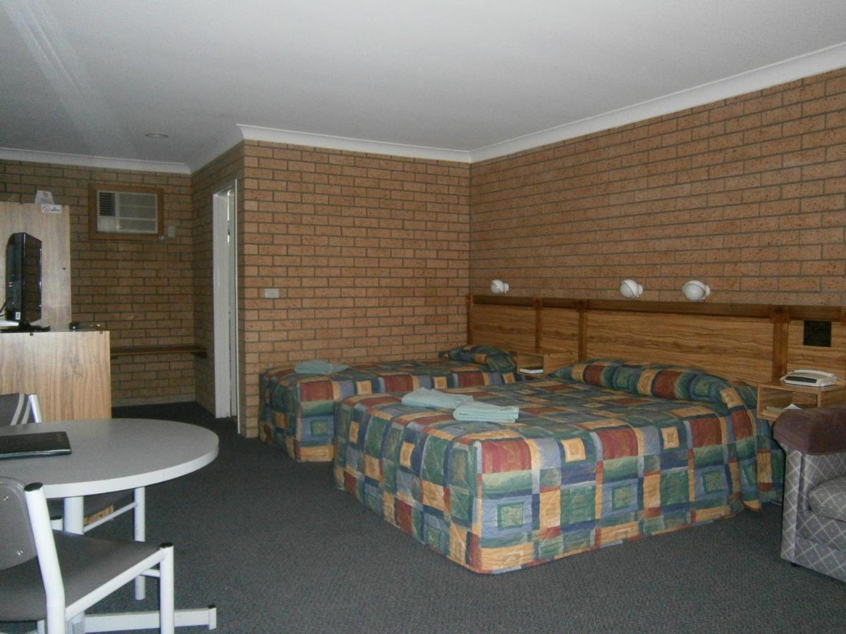Aaron Inn Motel Narrabri Bagian luar foto