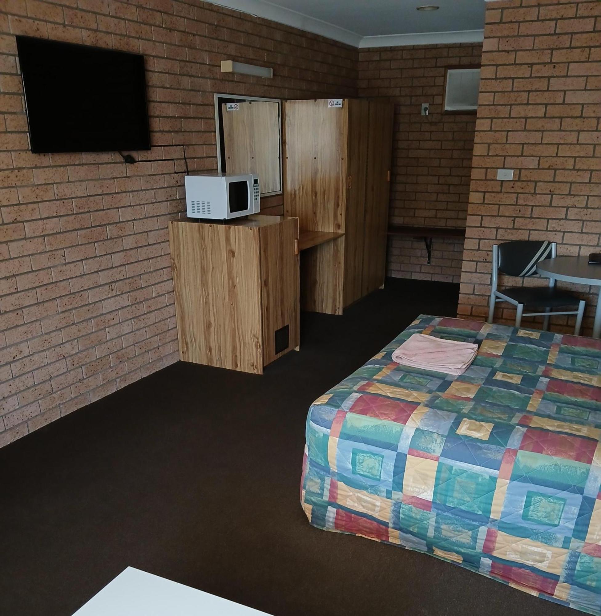 Aaron Inn Motel Narrabri Bagian luar foto