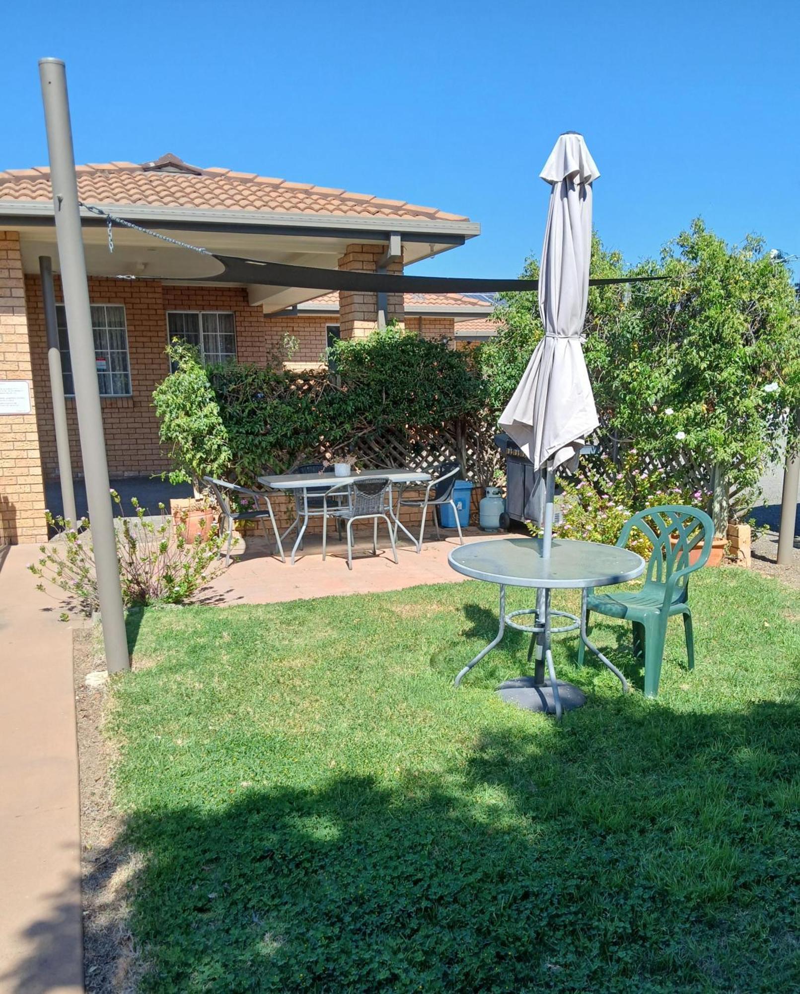 Aaron Inn Motel Narrabri Bagian luar foto