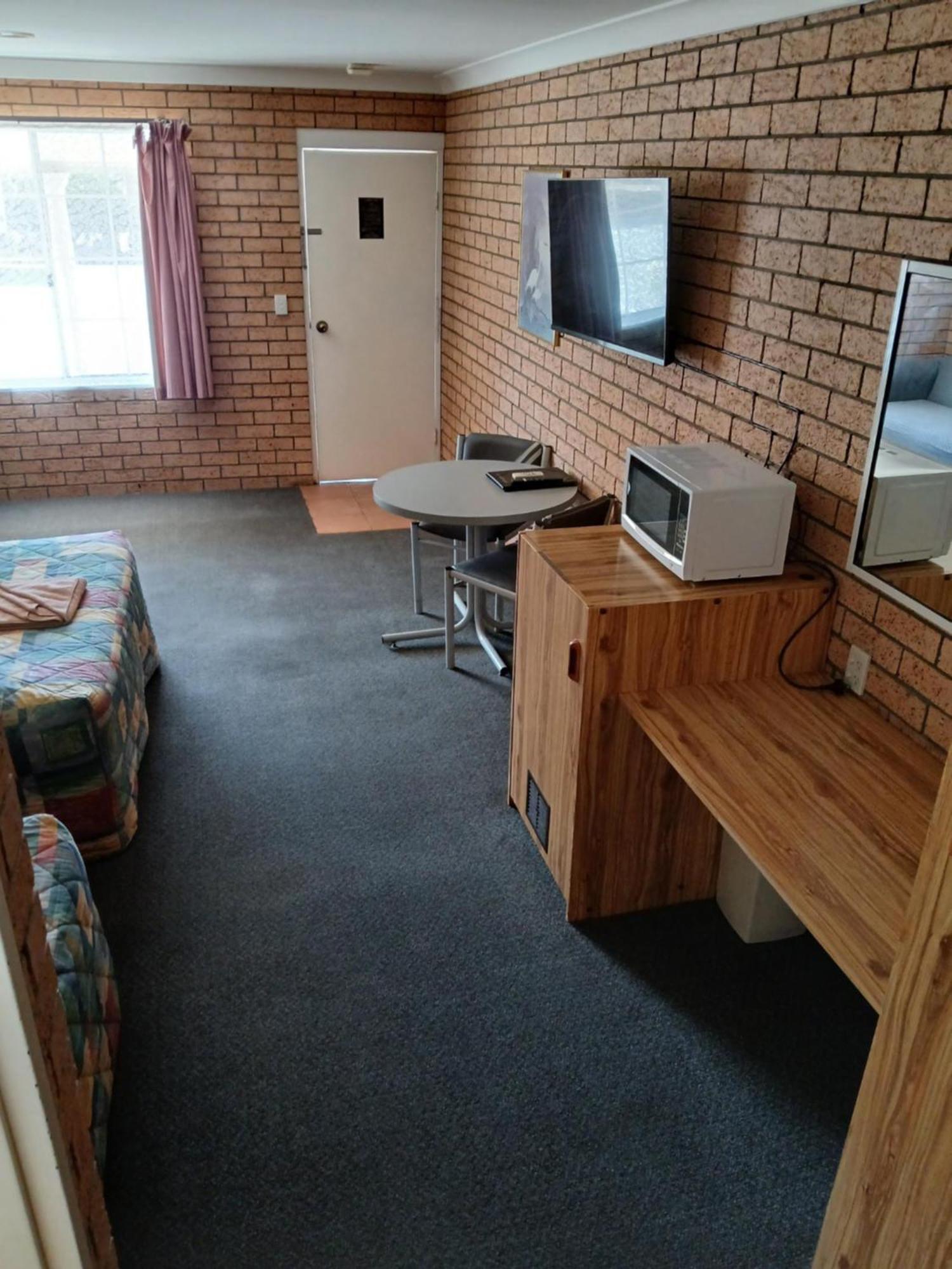 Aaron Inn Motel Narrabri Bagian luar foto