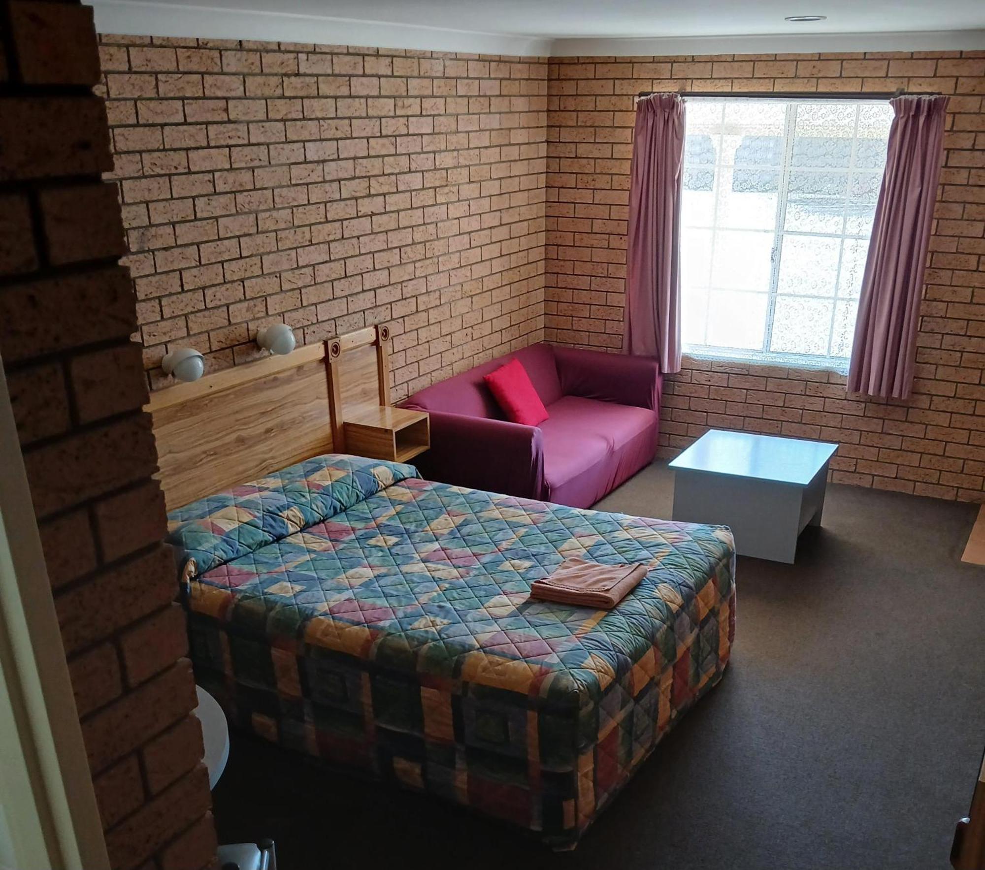 Aaron Inn Motel Narrabri Bagian luar foto