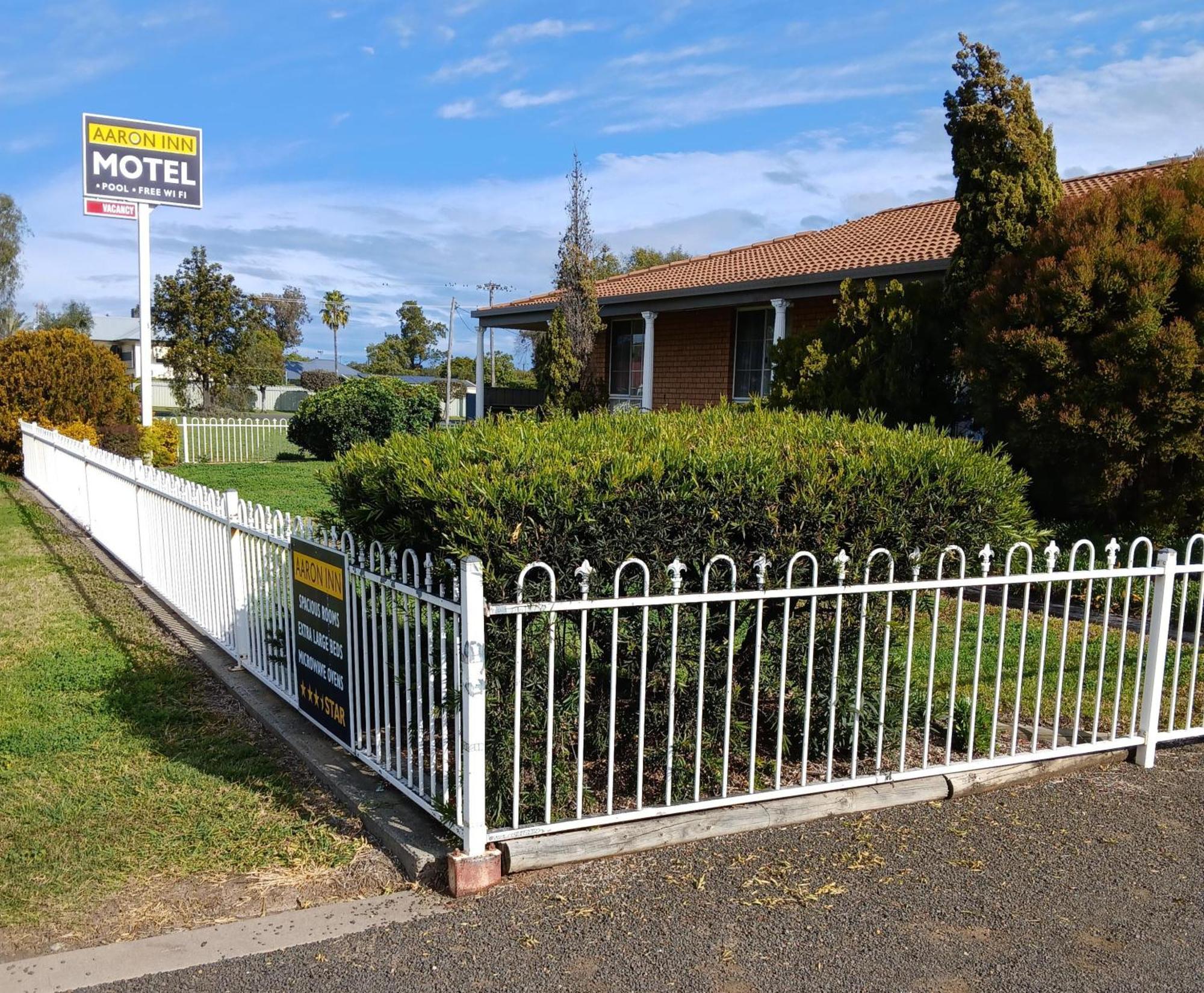 Aaron Inn Motel Narrabri Bagian luar foto
