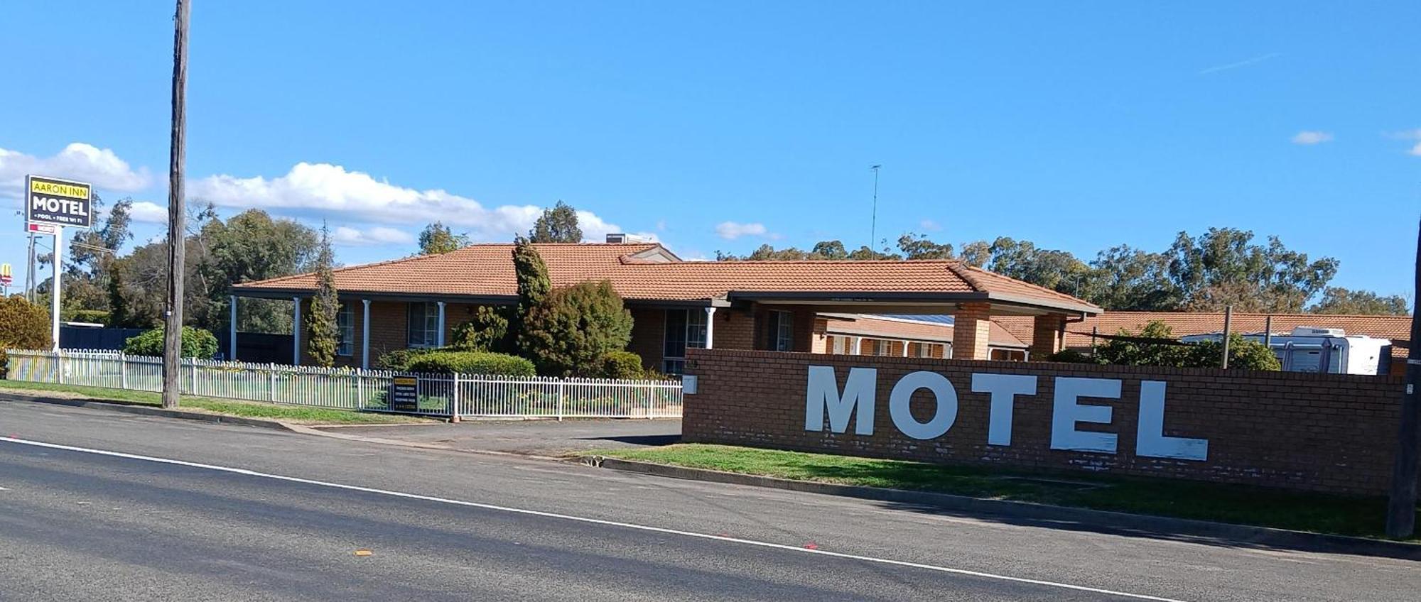 Aaron Inn Motel Narrabri Bagian luar foto