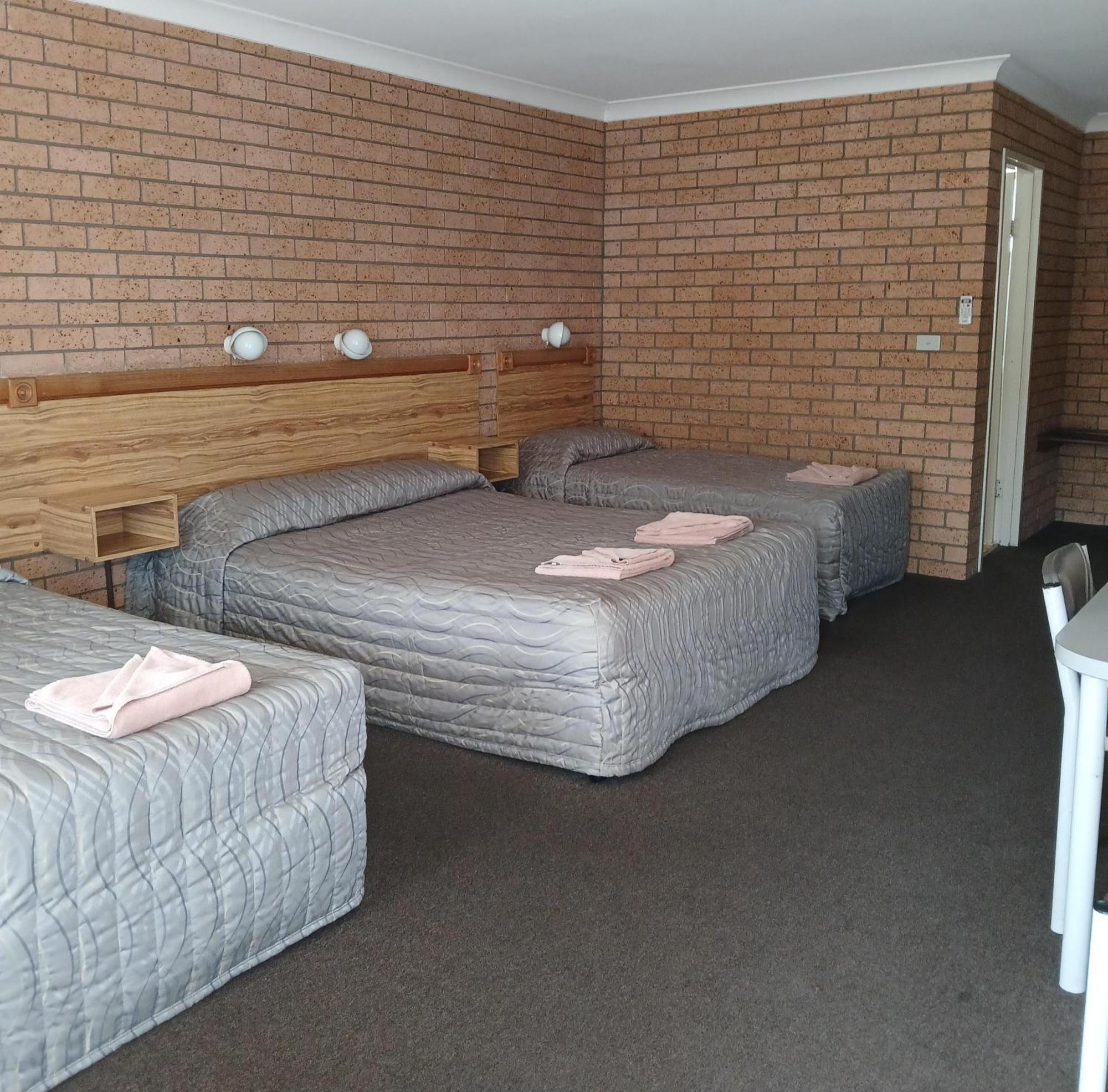 Aaron Inn Motel Narrabri Bagian luar foto