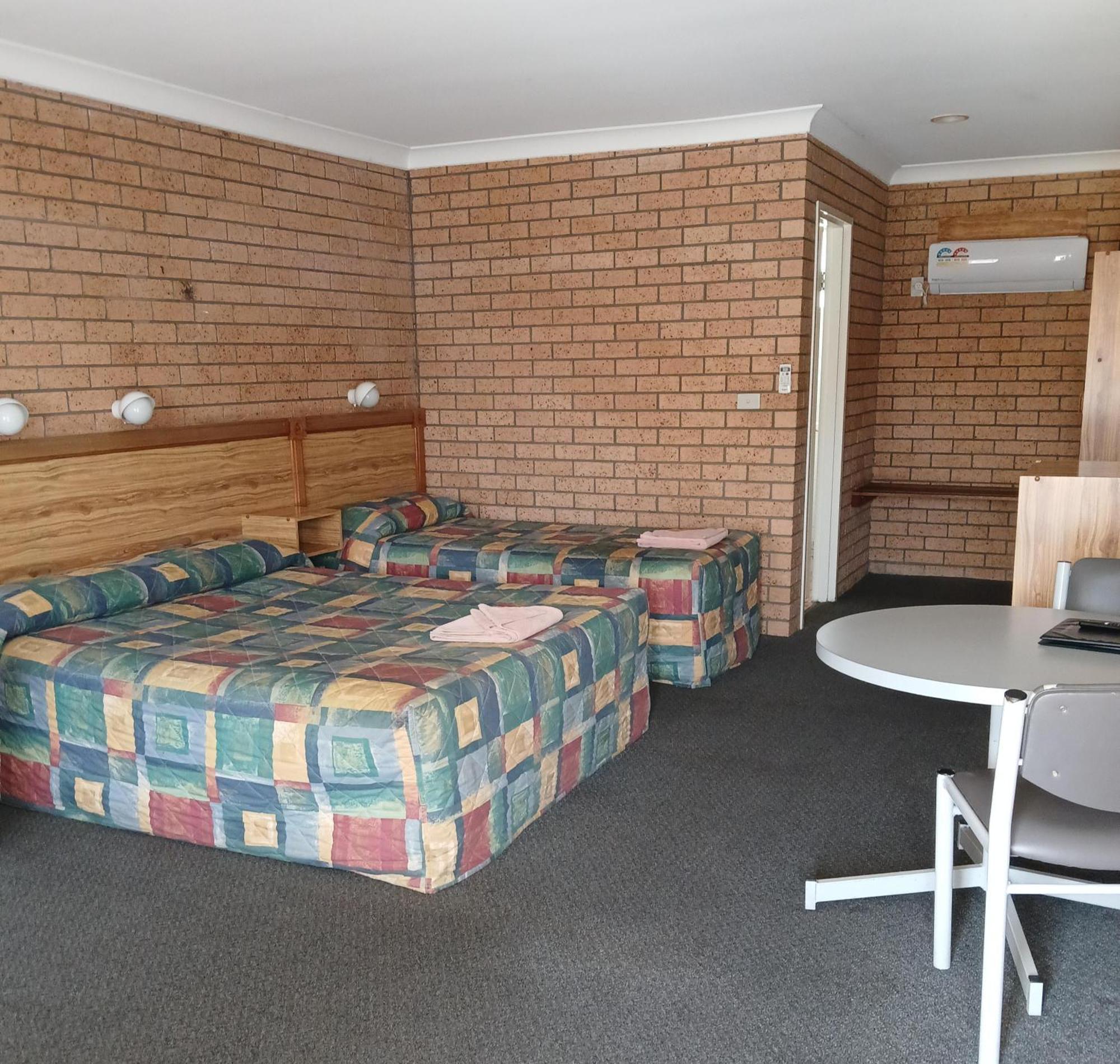 Aaron Inn Motel Narrabri Bagian luar foto