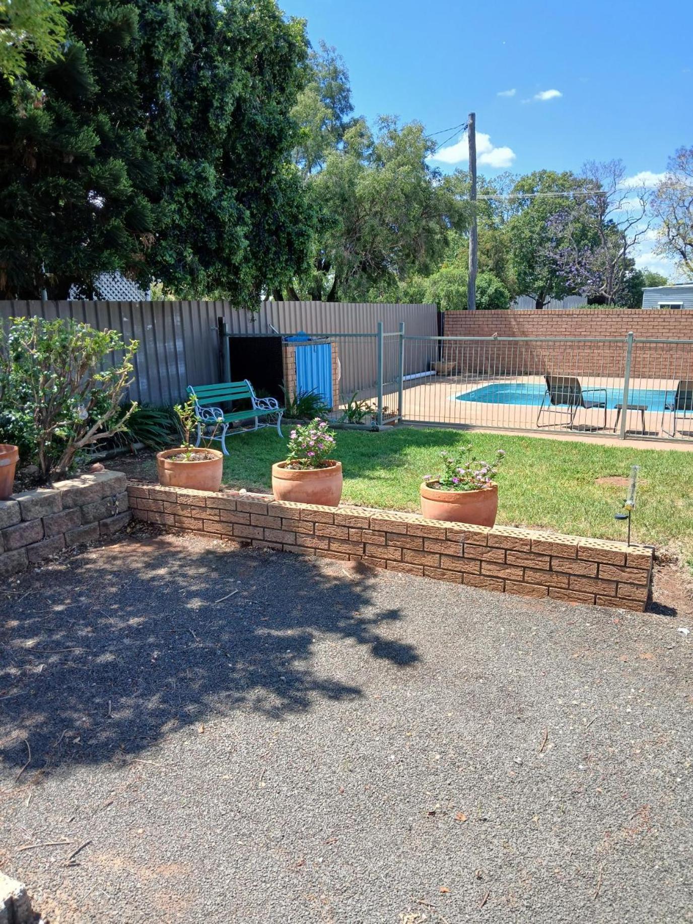 Aaron Inn Motel Narrabri Bagian luar foto