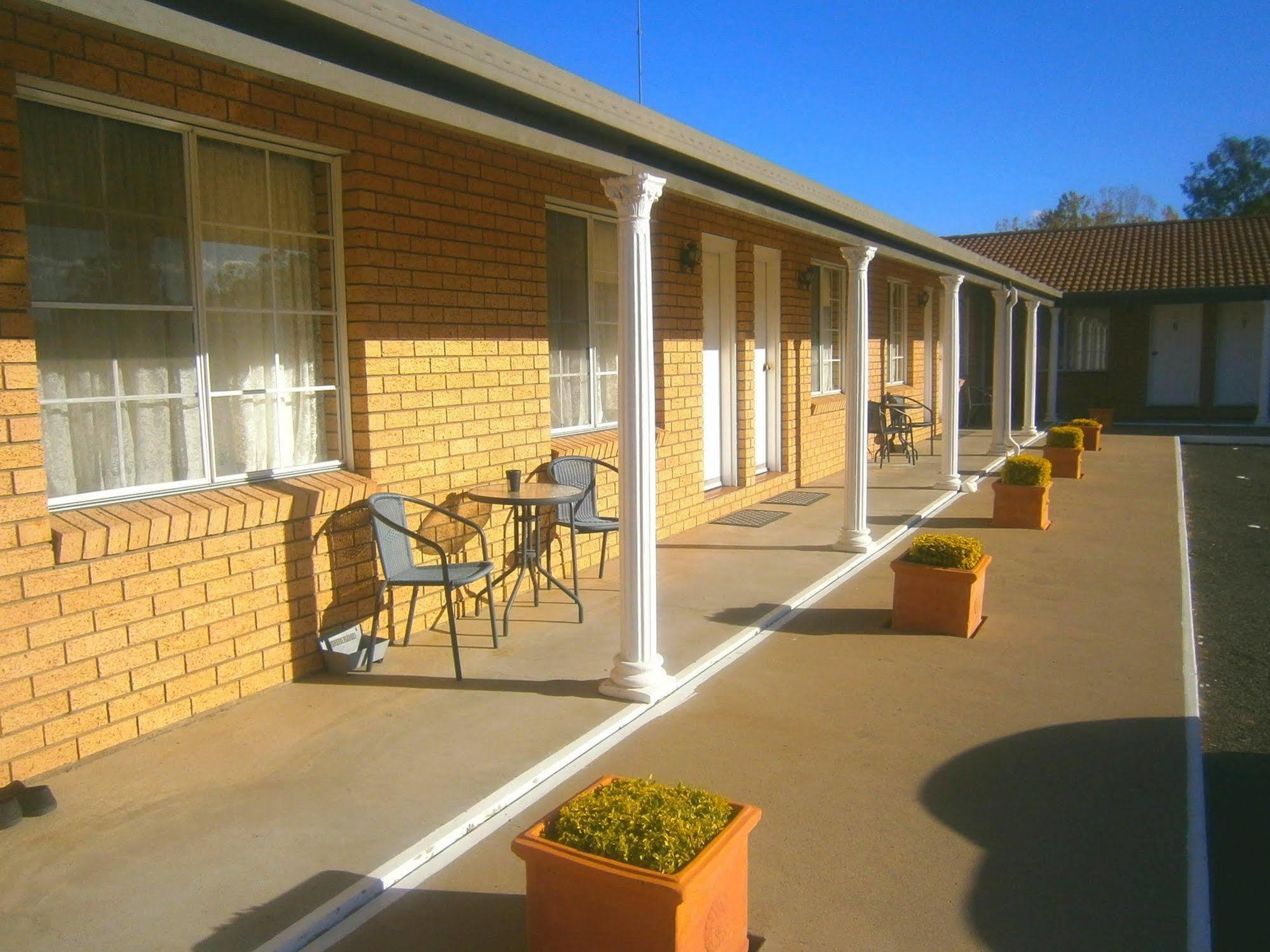 Aaron Inn Motel Narrabri Bagian luar foto