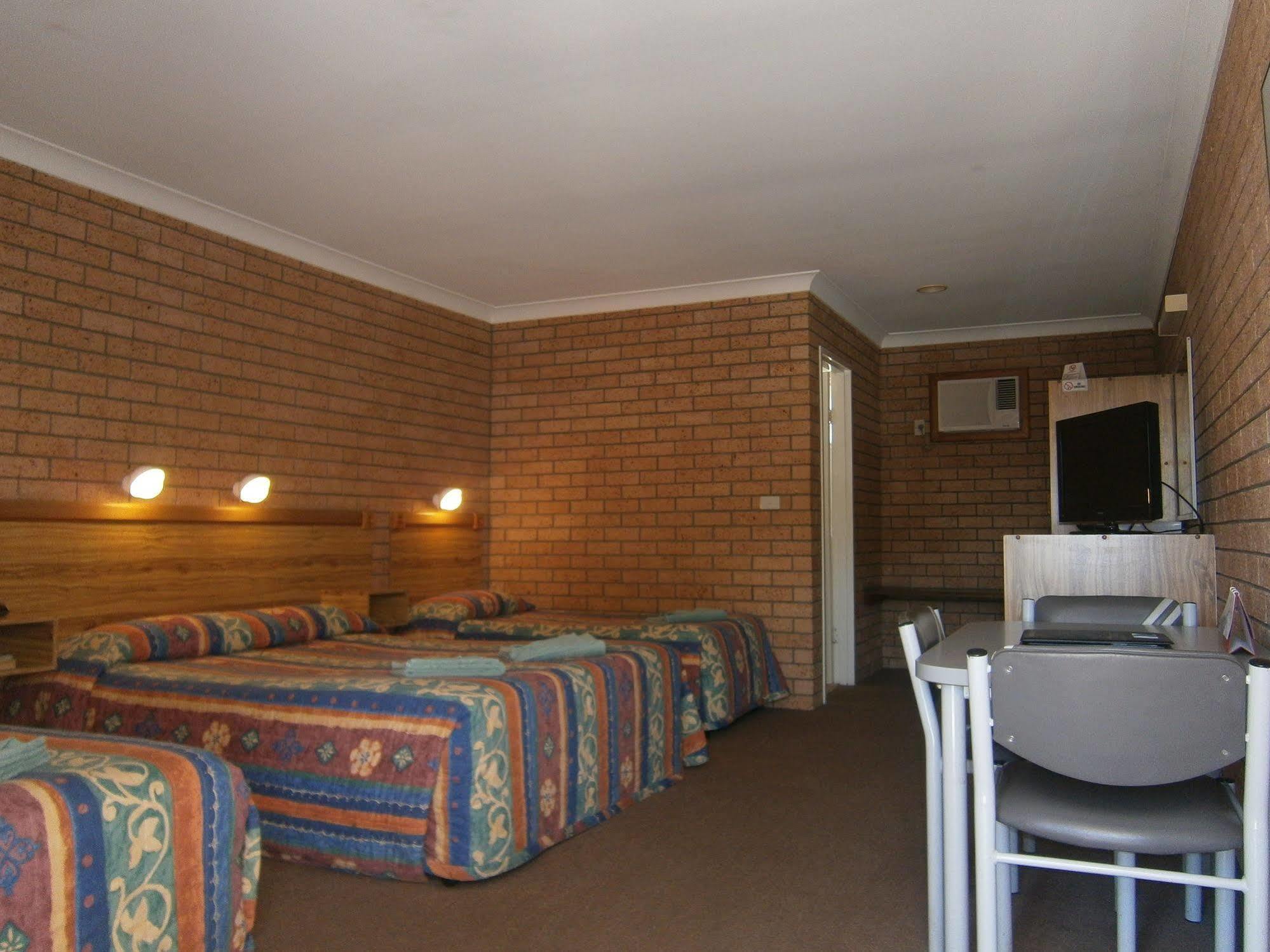 Aaron Inn Motel Narrabri Bagian luar foto