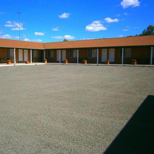 Aaron Inn Motel Narrabri Bagian luar foto