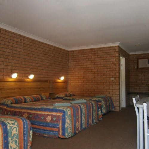 Aaron Inn Motel Narrabri Bagian luar foto
