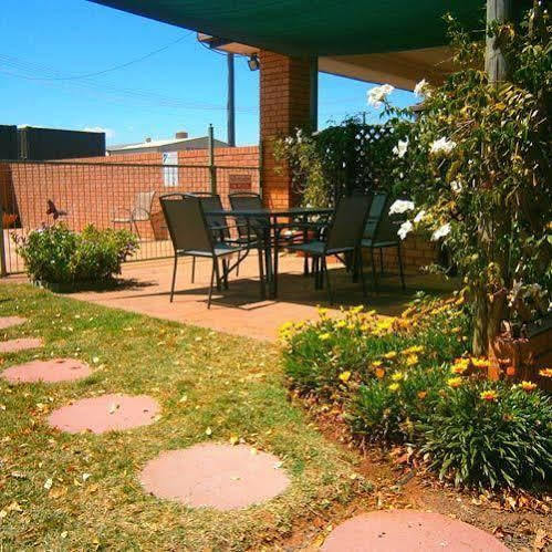 Aaron Inn Motel Narrabri Bagian luar foto