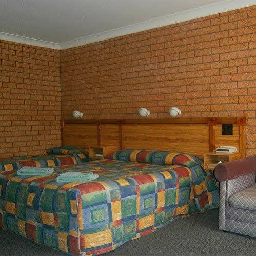 Aaron Inn Motel Narrabri Bagian luar foto