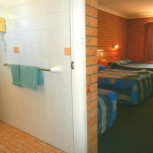 Aaron Inn Motel Narrabri Bagian luar foto