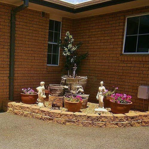 Aaron Inn Motel Narrabri Bagian luar foto